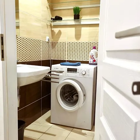 Апартаменти Cozy 2-room Apt, Parking Nearby