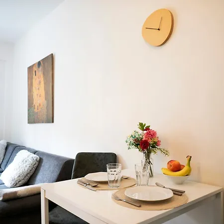 Cozy 2-room Apt, Parking Nearby Lägenhet