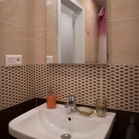 Lägenhet Cozy 2-room Apt, Parking Nearby