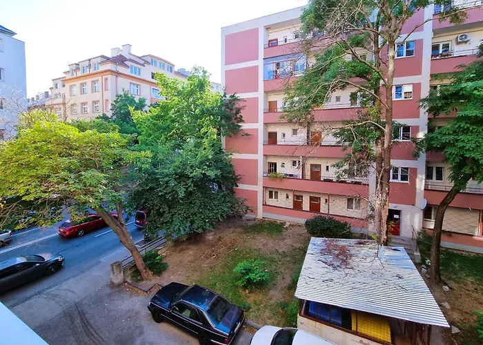 Апартаменти Cozy 2-room Apt, Parking Nearby Братислава