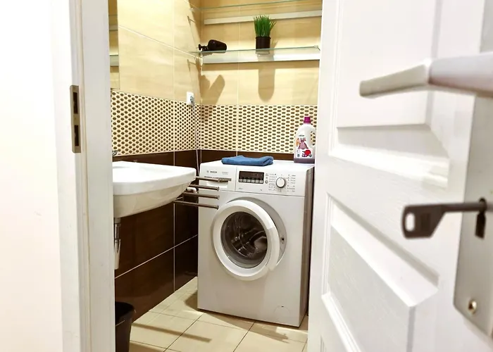 Апартаменти Cozy 2-room Apt, Parking Nearby