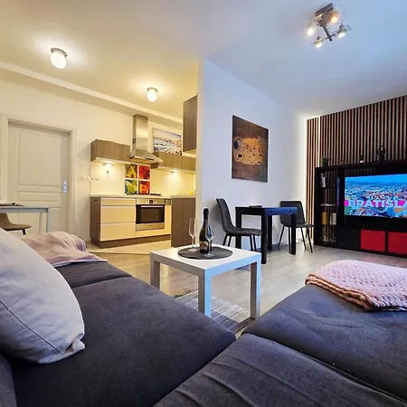 Cozy 2-room Apt, Parking Nearby Apartment