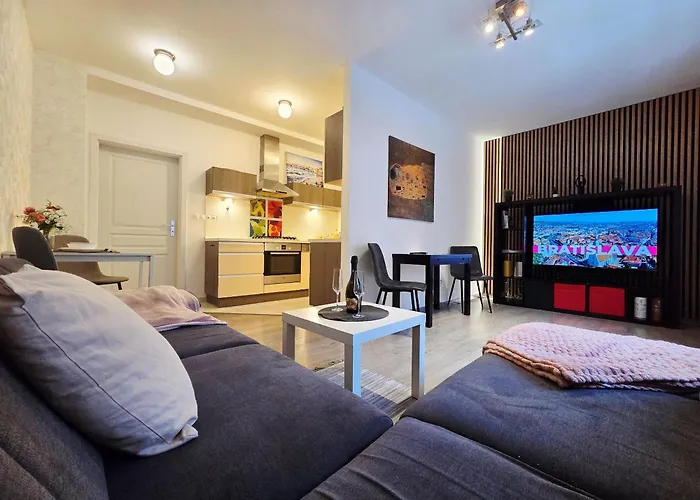 Cozy 2-room Apt, Parking Nearby Apartment